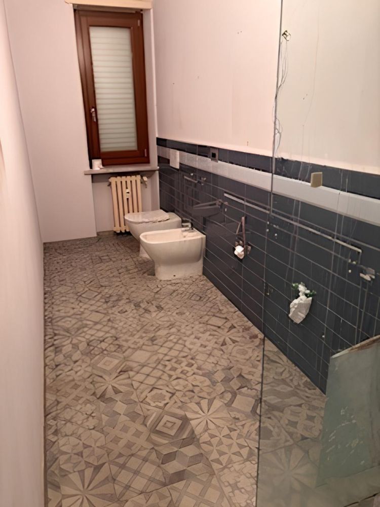 Lo stesso bagno prima dell'intervento