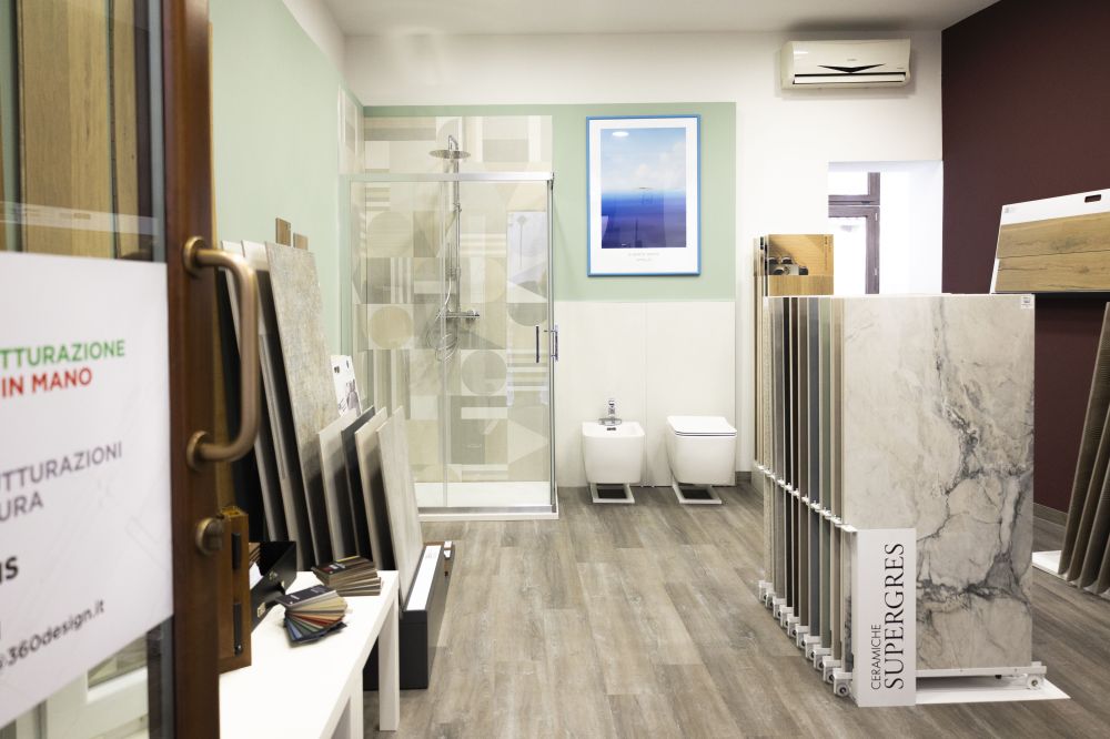 Showroom 360 Design a Savigliano con campionature di ceramiche e sanitari