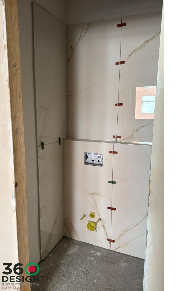 Posa di grandi lastre in gres effetto marmo in un cantiere 360 Design